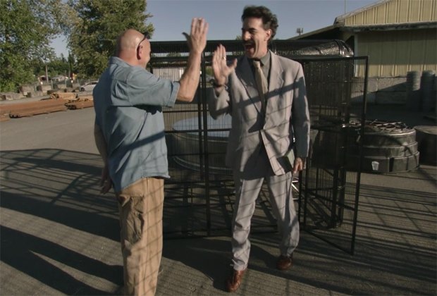 Borat comprando uma jaula para colocar sua filha