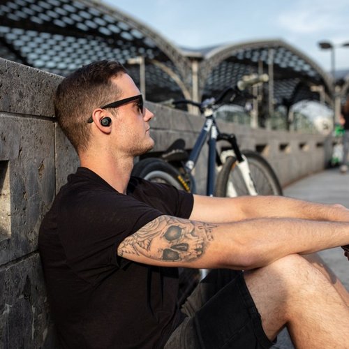 Apesar de posar em uma foto de ciclista, atividades que podem produzir suor não são recomendadas.