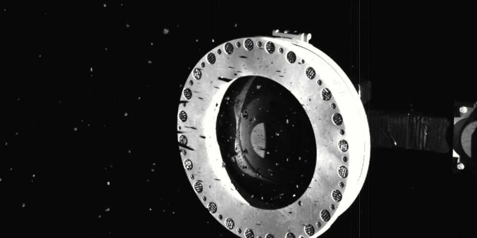 Cabeça do amostrador da OSIRIS-REX cheia de rochas e poeira de Bennu (Fonte: NASA/Divulgação)