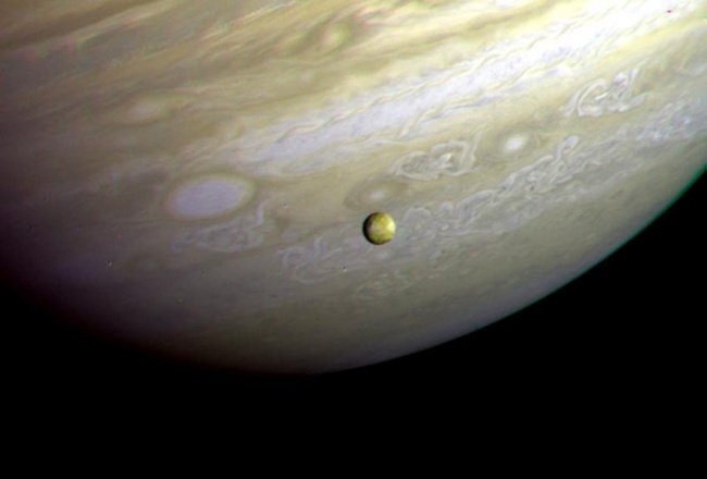 Foto de Io feita em 1979, pela missão Voyager.