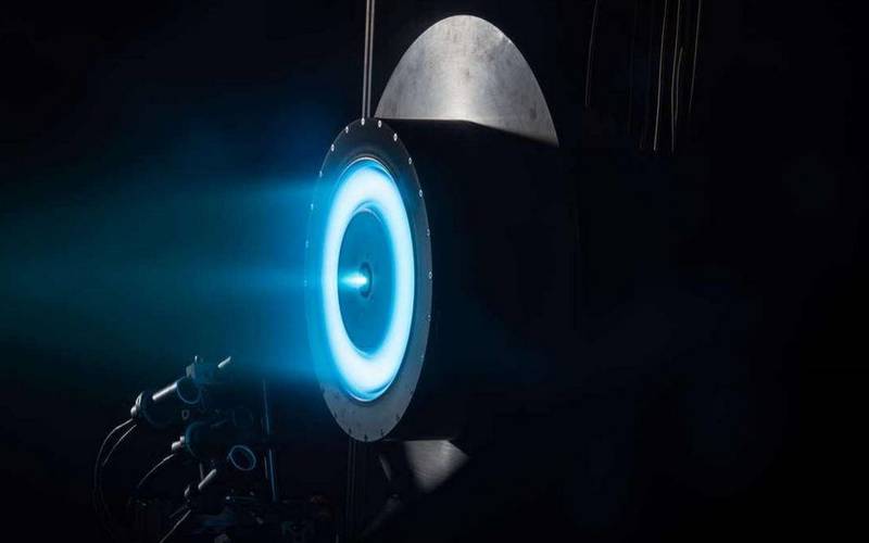 Um propulsor elétrico solar é testado em uma câmara de vácuo na NASA.