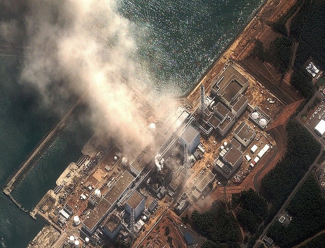 Duas explosões fizeram falhar os sistemas de resfriamento em três reatores, contaminando toda a região.