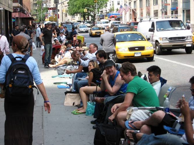 Uma das muitas filas para comprar o primeiro iPhone em Nova York, EUA, em 29 de junho de 2007.