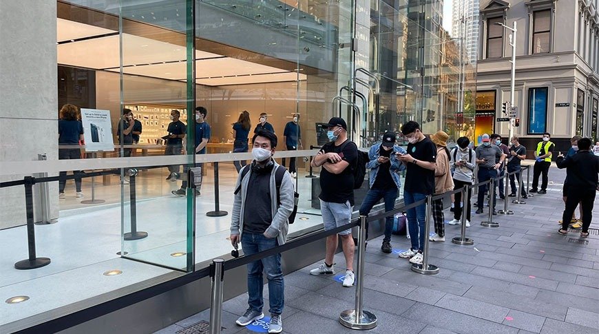 Uma das muitas filas para comprar o novo iPhone 12 em Sidney, Austrália, em 22 de outubro de 2020.