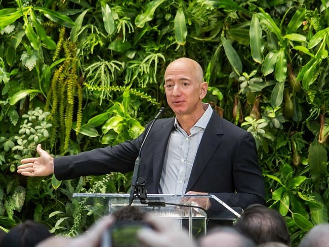 Homem mais rico do mundo em 2020, Bezos tem um patrimônio líquido superior a US$ 200 bilhões.