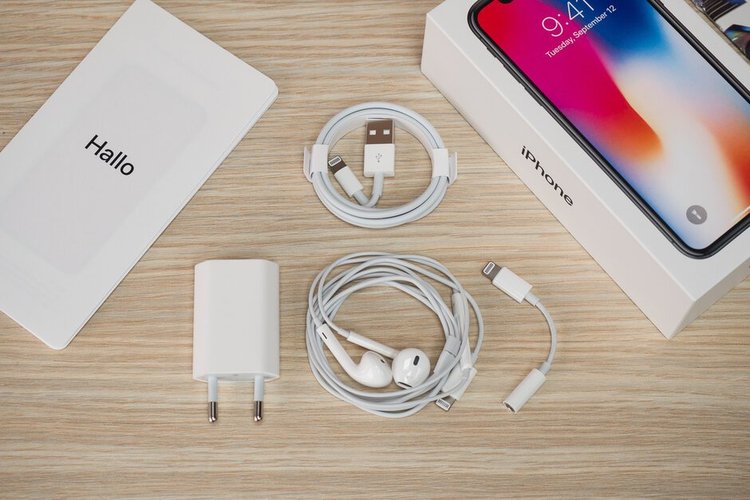 O iPhone já veio com carregador, fones de ouvido e até um dongle de 3,5 mm - agora, tudo é vendido separadamente.