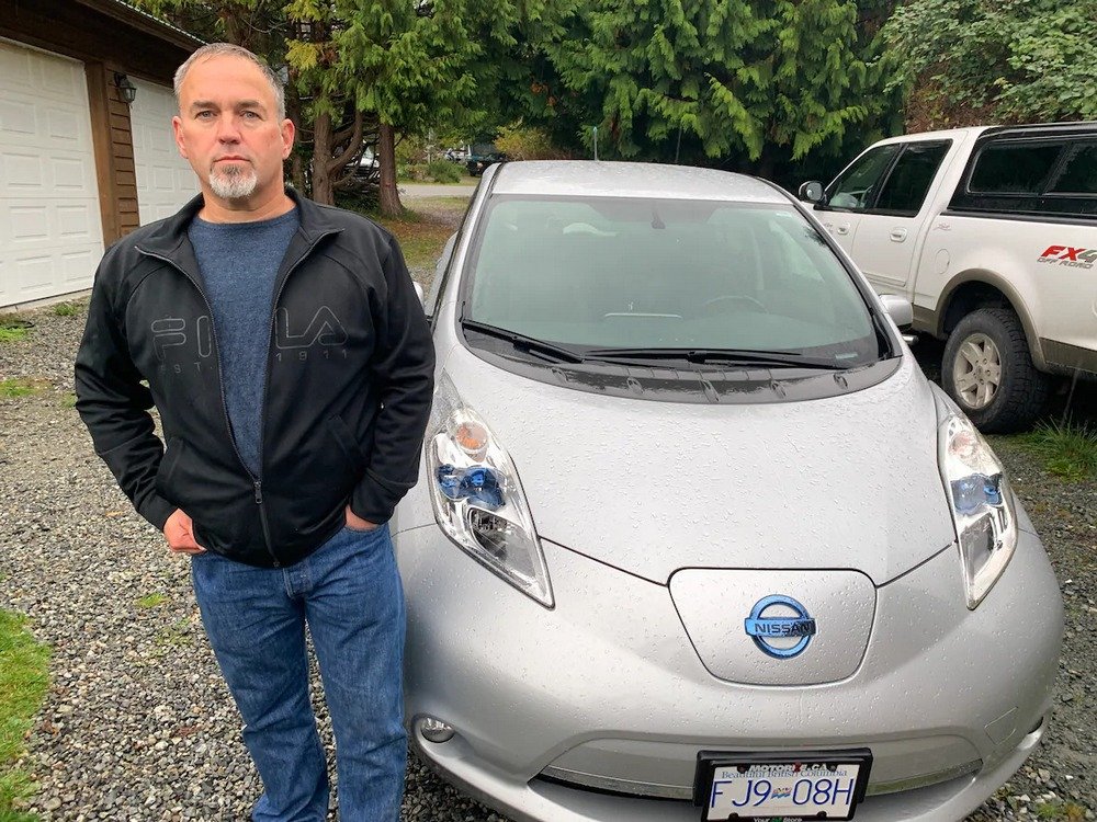 Clayton Brander e seu Nissan Leaf 2013.