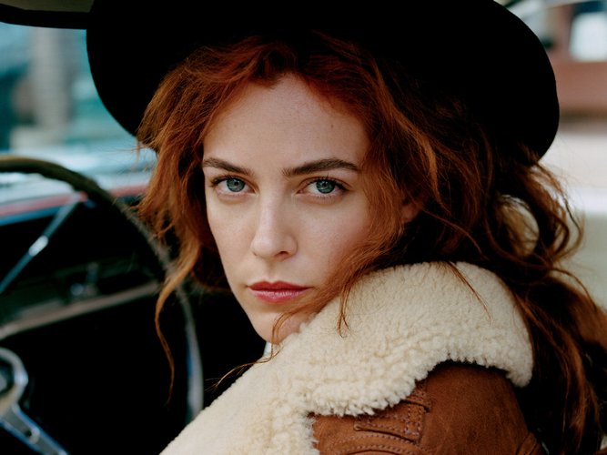 A atriz Riley Keough em ensaio para a Vogue. (Fonte: Vogue/Reprodução)