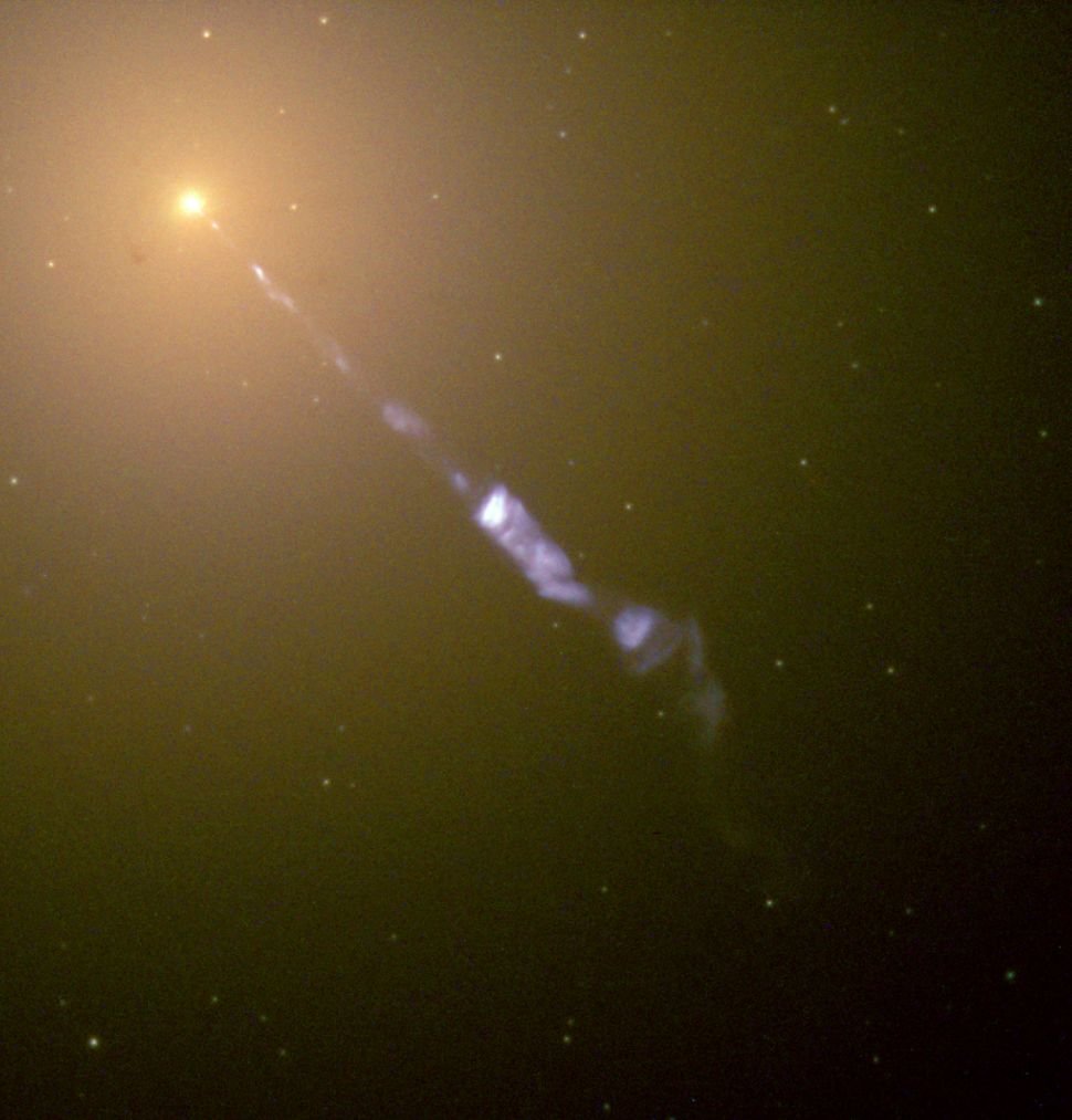 Jato liberado por buraco negro da galáxia M87 capturado pelo Hubble.