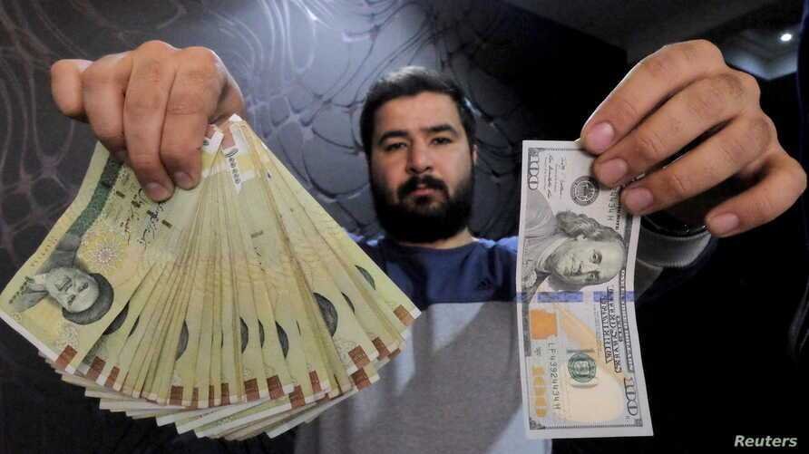 Doleiro posa com uma nota de US$ 100 e seu correspondente em riais iranianos (esquerda).