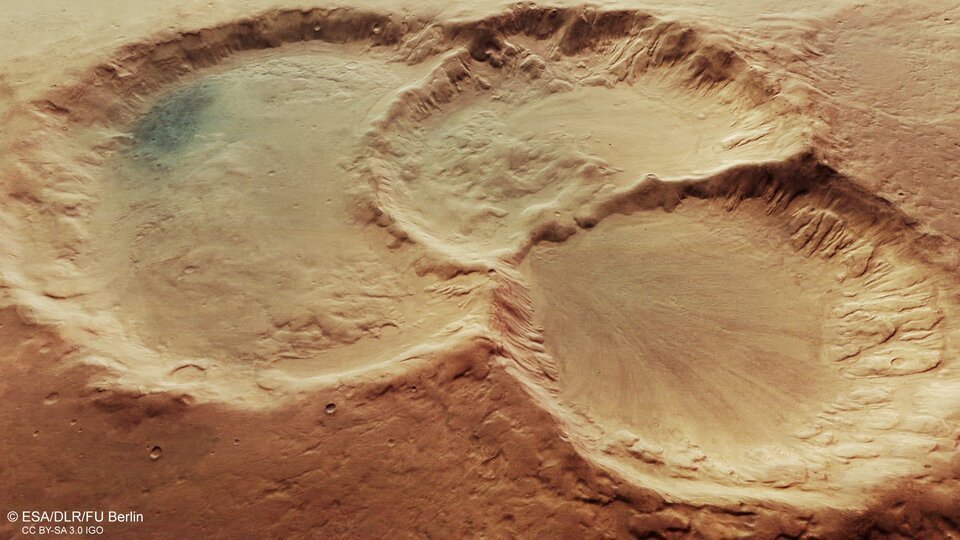 O maior círculo da cratera possui cerca de 45 km de diâmetro. (Fonte: ESA, DLR, FU Berlin / Divulgação)