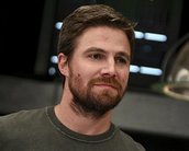 Stephen Amell lesiona as costas durante gravações da série Heels