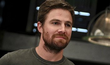 Stephen Amell lesiona as costas durante gravações da série Heels