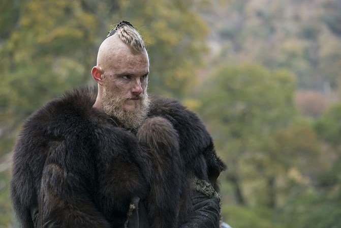 Ludwig no papel de Bjorn Lothbrook, em Vikings. (Fonte: History Channel/Reprodução)