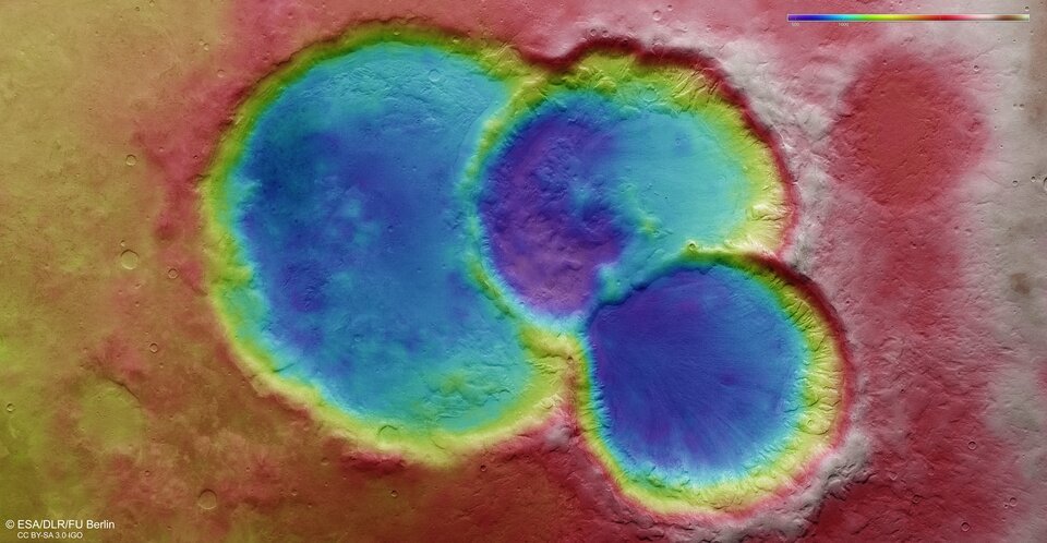 Visualização topográfica das crateras trigêmeas, com azul representando as regiões mais profundas. (Fonte: ESA, DLR, FU Berlin / Divulgação)