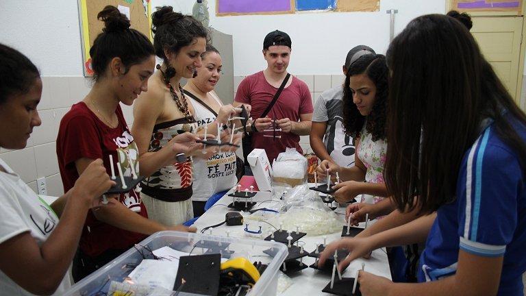 Alunos da EEF Professora Mizinha, de Icapuí, ajudaram na montagem do sistema.