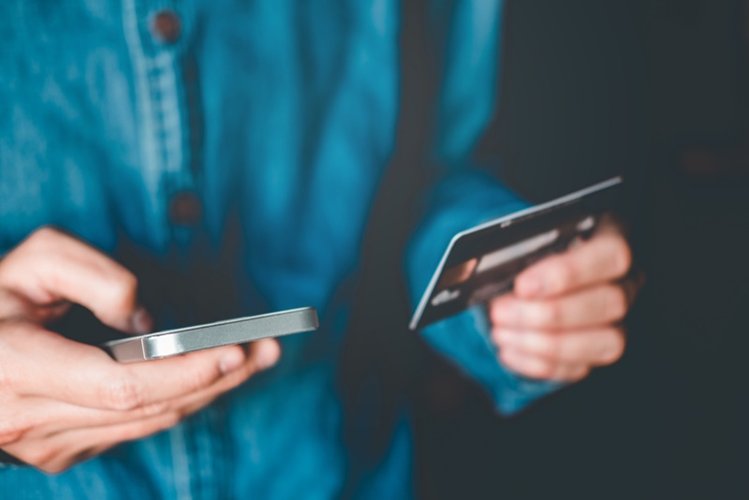 O cartão virtual é usado para fazer compras pela internet.