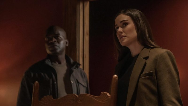 Dembe e Liz focados em algumas coisa. (Fonte: NBC/Reprodução)