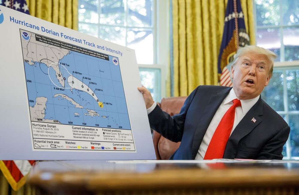 Trump exibe o mapa (emendado) da trajetória prevista do furacão Dorian, contrariando os informes do Serviço Nacional de Meteorologia dos EUA.