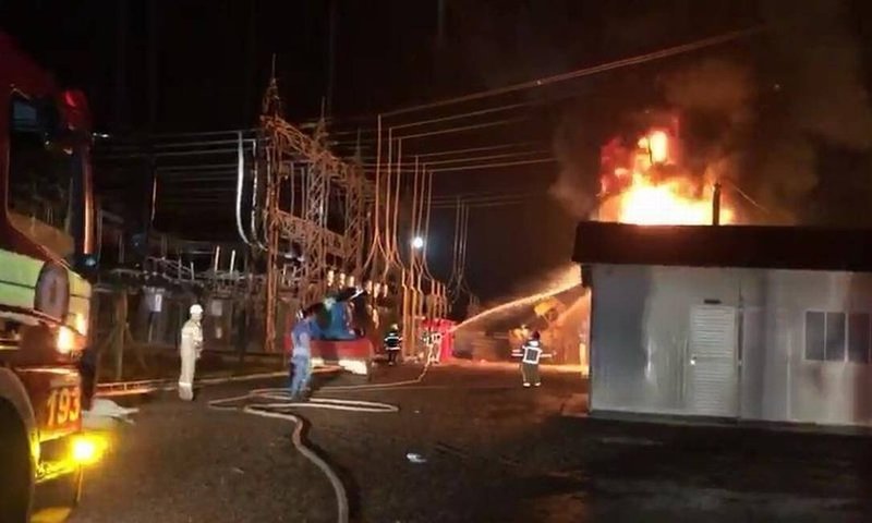 Incêndio causado na subestação pela queda de um raio (Fonte: LMTE/Reprodução)