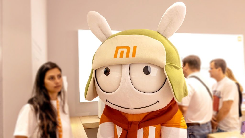 Imagem do mascote Mi Bunny em uma loja física da Xiaomi