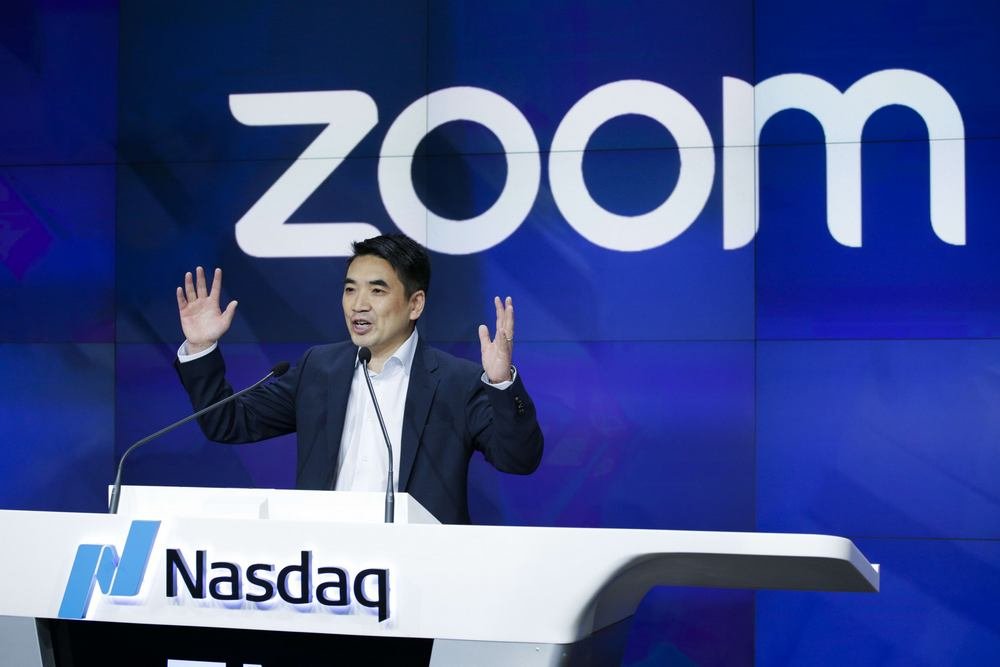 O fundador do Zoom, Eric Yuan, na Bolsa de Valores de Nova York, em abril de 2019; um ano depois, a empresa viu suas falhas de segurança expostas.