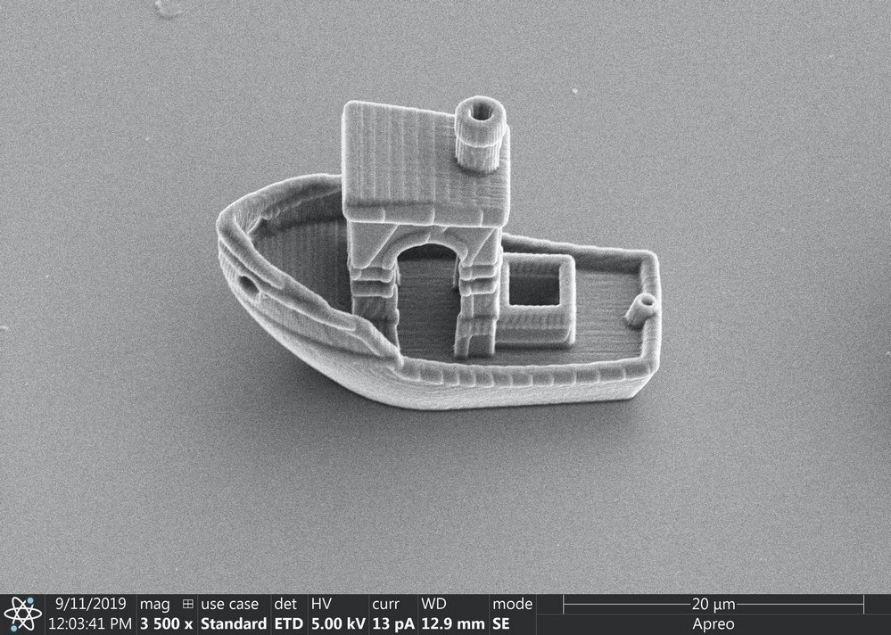 O microbarco impresso em 3D é capaz de navegar dentro de um fio de cabelo humano.
