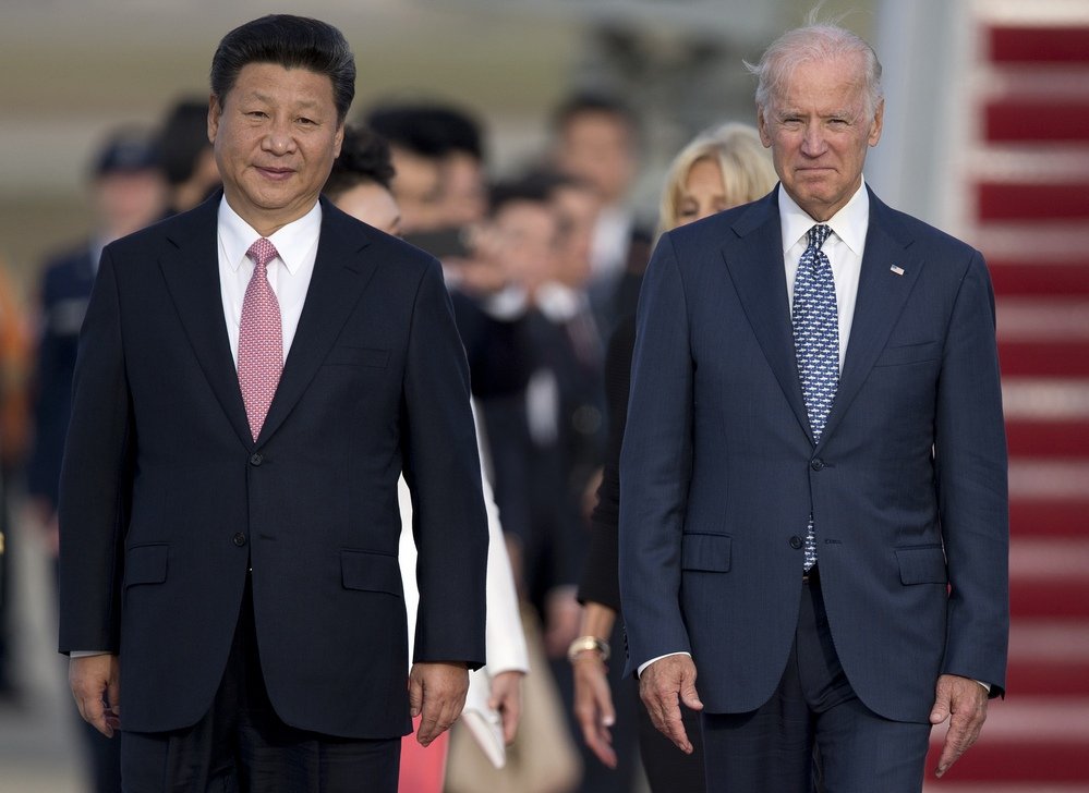 O presidente chinês Xi Jinping, em visita aos EUA, é recebido pelo então vice-presidente Joe Biden na Base Aérea de Andrews, em 2015.
