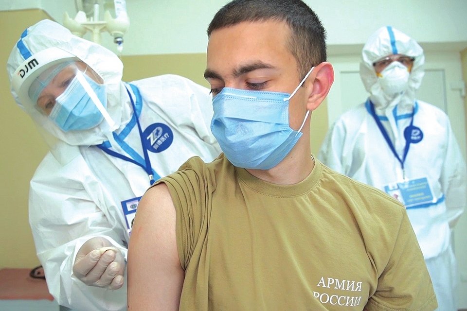 Um voluntário recebe uma dose de vacina Sputnik V em uma clínica em Moscou.