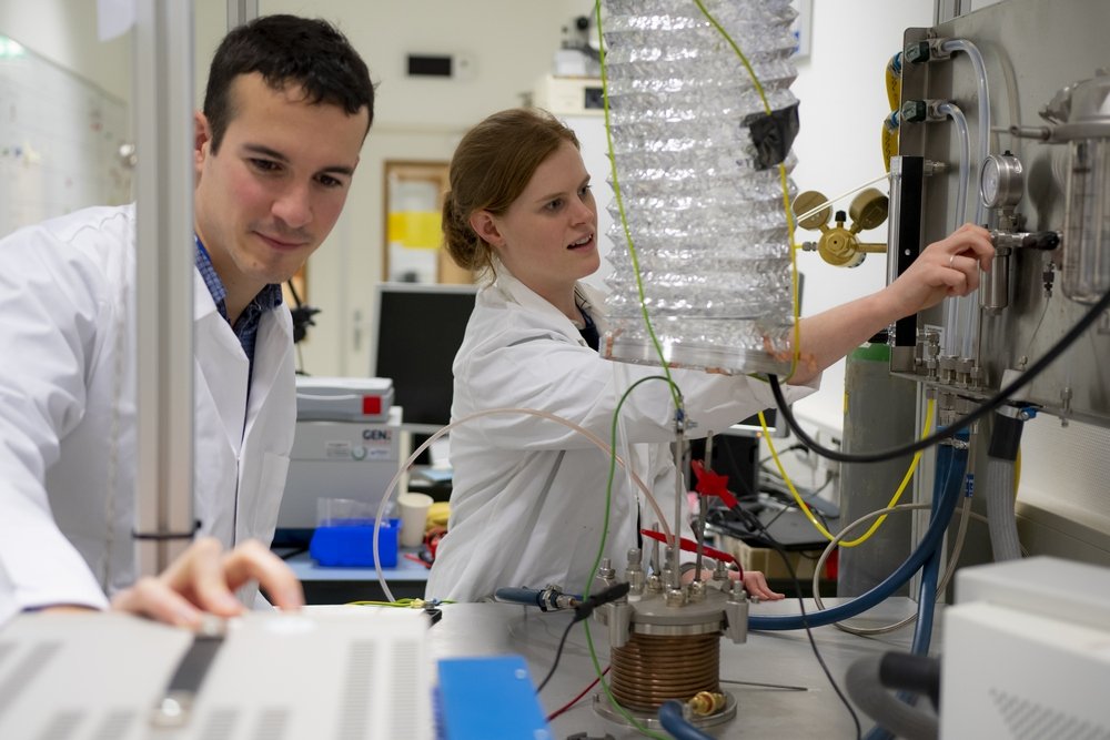 Os pesquisadores Alexandre Meurisse e Beth Lomax produzem oxigênio a partir da simulacros de regolito no laboratório da ESTEC.