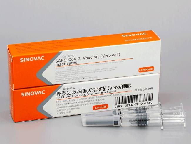 A CoronaVac está em fase final de testes no Brasil, com milhares de voluntários.