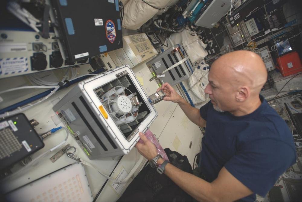 O astronauta italiano Luca Parmitano maneja um reatores de biomineração na ISS.