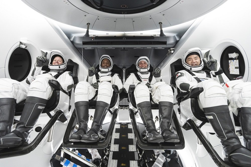 Os astronautas da missão Crew-1 (a partir da esquerda): Shannon Walker, Victor Glover, Michael Hopkins e Noguchi.