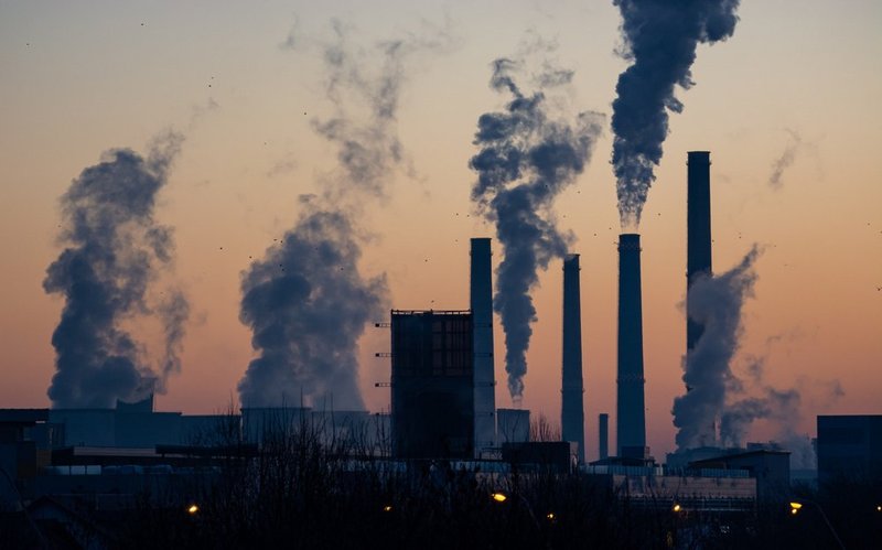 Mesmo se as emissões de gases do efeito estuda cessassem hoje, as temperaturas continuariam a subir.