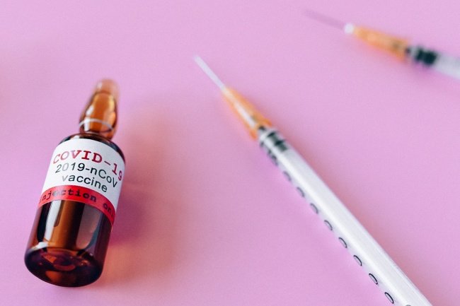 Ainda em desenvolvimento, a vacina contra covid-19 se tornou um dos produtos mais valiosos da atualidade.