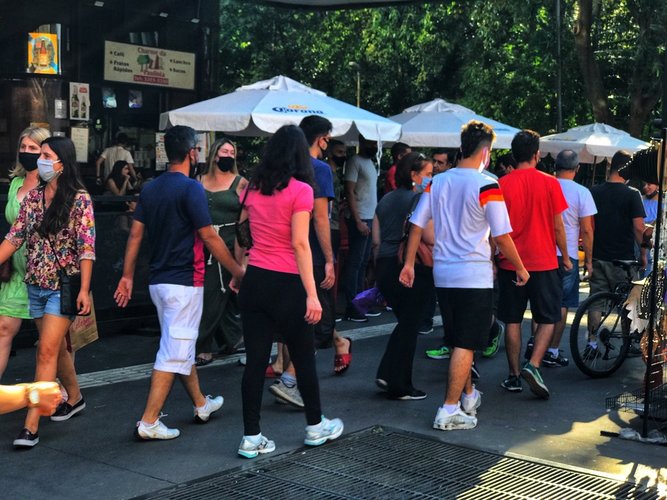 Com o relaxamento das restrições, as ruas voltaram a se encher em São Paulo.