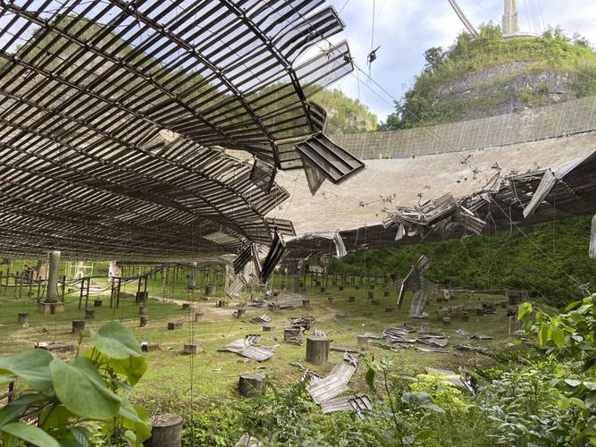 O cabo arrebentado em agosto abriu um buraco de 50 metros na antena parabólica.