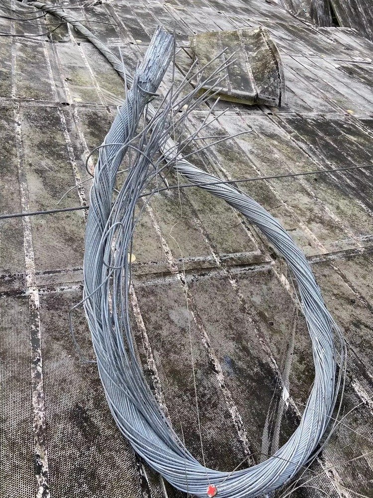 O cabo auxiliar que se rompeu em agosto, com 7,5 centímetros de diâmetro, pesava 30 quilos por metro; desabaram sobre a antena mais de 200 metros de aço.