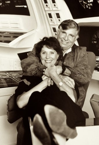 As cinzas do casal Gene e Majel Barret Roddenberry (a pedido dela) serão lançadas na órbita do Sol em fins de 2022.
