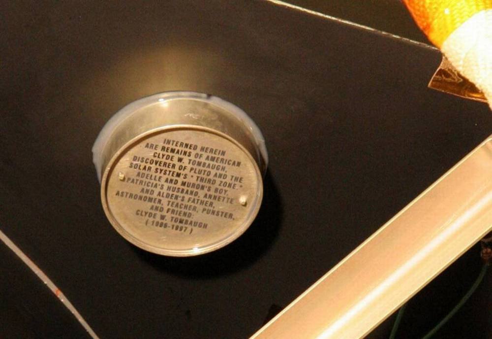 A lata com as cinzas do astrônomo Clyde Tombaugh, fixada na sonda New Horizons.