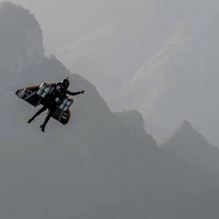 Imagem de 'Jetman' Vince Reffet morre aos 36 anos em acidente com jetpack