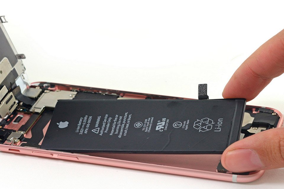 A Apple justificou a redução de performance dizendo que a ação melhoraria a vida útil da bateria dos iPhones