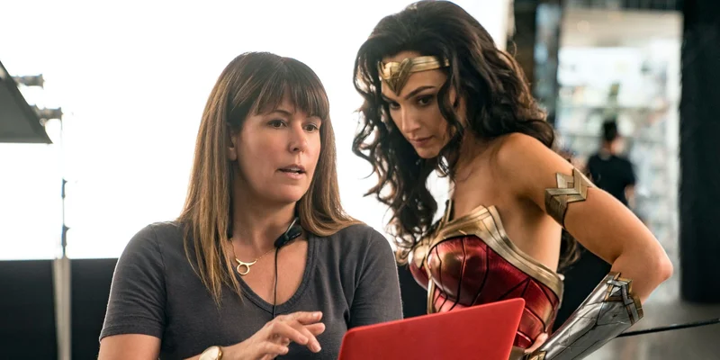 A diretora Patty Jenkins e Gal Gadot no set de Mulher Maravilha 1984.