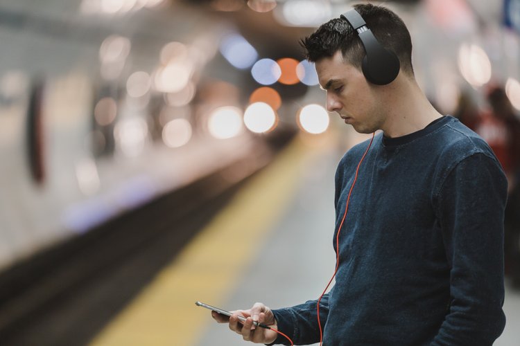De maneira similar, o Youtube também testará anúncios em áudio para usuários que usam a plataforma como ambiência de fundo. (Fonte: Pexels)