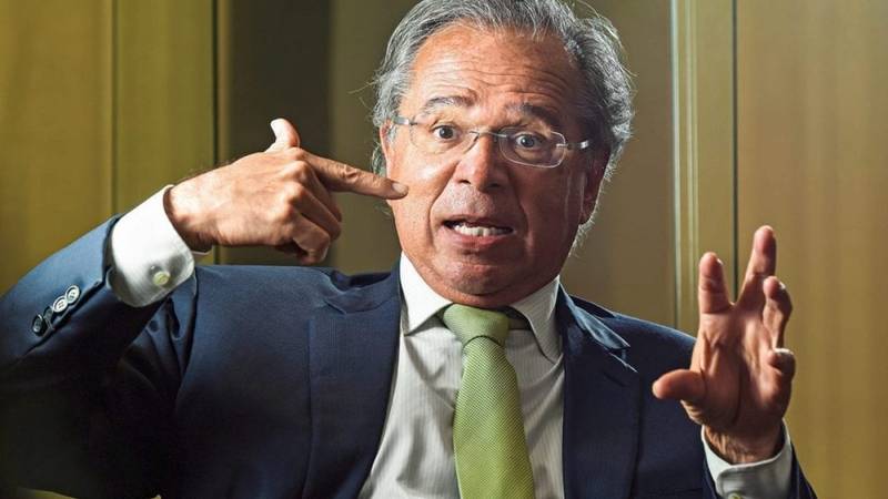 Paulo Guedes, ministro da Economia, defende cobrança de impostos sobre transações com o PIX.