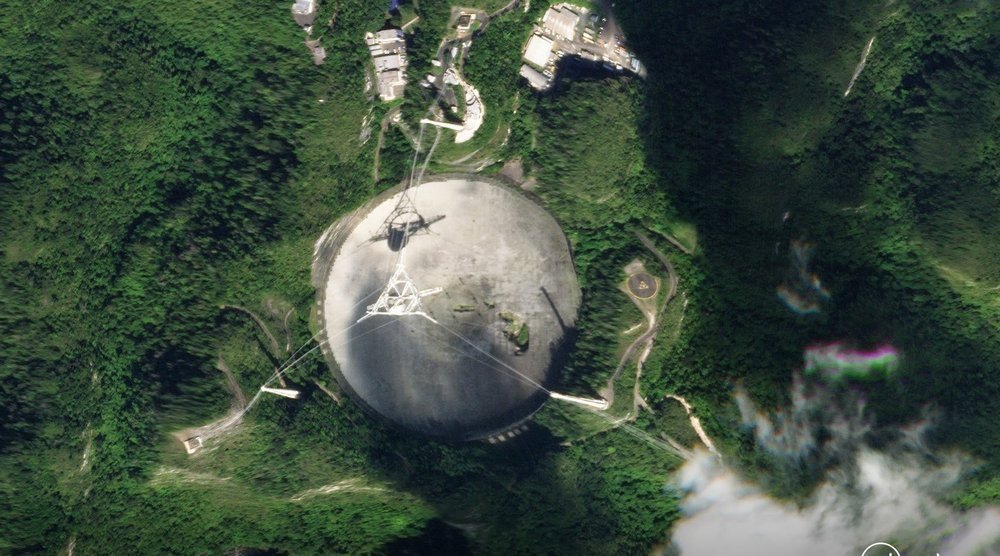 Imagem do satélite mostra um vislumbre da mata abaixo do prato, visto pelo buraco aberto na antena.