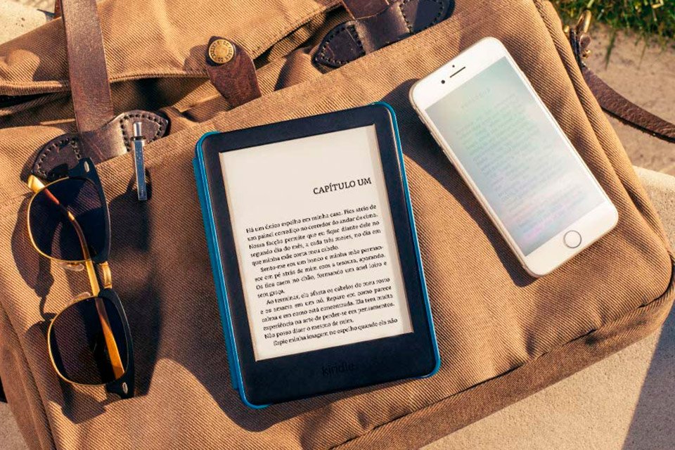 O Kindle possui tela e-ink antirreflexo, que garante leitura mais confortável em comparação aos smartphones