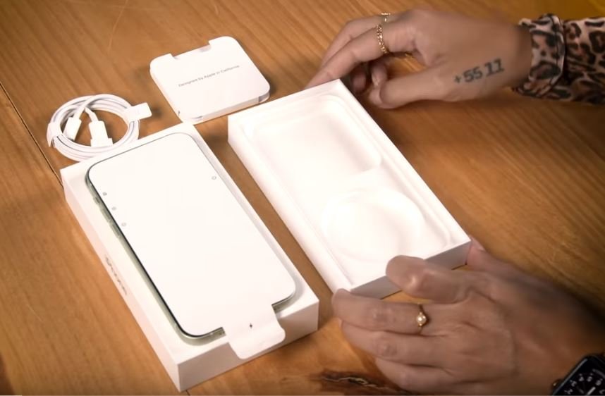 Unboxing iPhone 12