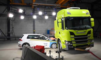 Scania testa resistência das baterias de seu caminhão elétrico [vídeo]