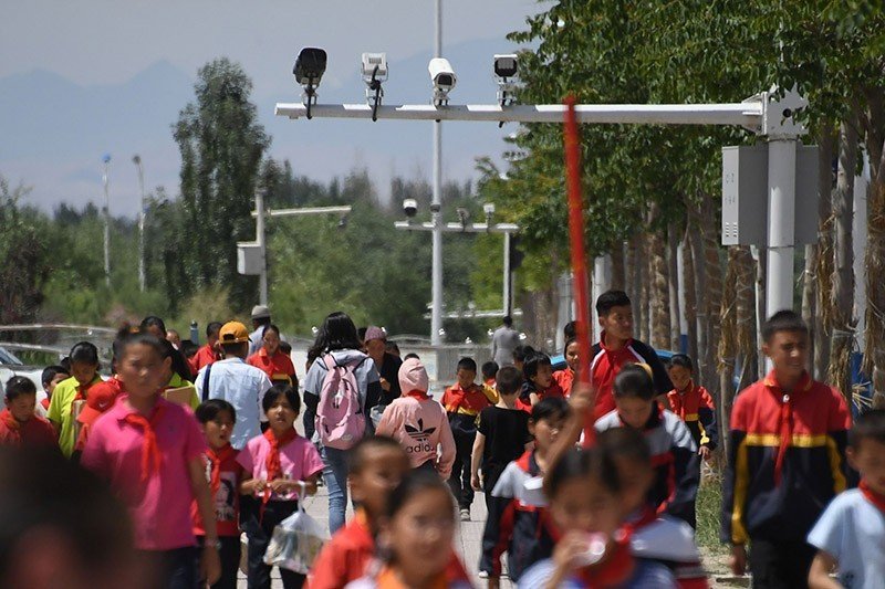 Câmeras de vigilância em Xinjiang, China, onde o governo mantém 